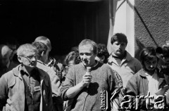Sierpień 1988, Gdańsk, Polska.
Manifestacja przed kościołem pw. św. Brygidy w czasie letnich strajków, w środku Adam Michnik.
Fot. Jan Juchniewicz, zbiory Ośrodka KARTA