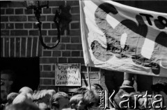 Sierpień 1988, Gdańsk, Polska.
Manifestacja przed kościołem pw. św. Brygidy w czasie letnich strajków, informacja na murze: 