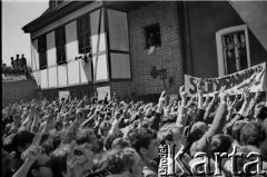 Sierpień 1988, Gdańsk, Polska.
Manifestacja przed kościołem pw. św. Brygidy w czasie letnich strajków, tłum przed plebanią z dłońmi uniesionymi w geście zwycięstwa.
Fot. Jan Juchniewicz, zbiory Ośrodka KARTA