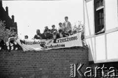 Sierpień 1988, Gdańsk, Polska.
Manifestacja przed kościołem pw. św. Brygidy w czasie letnich strajków, widoczny transparent o treści: 