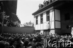 Sierpień 1988, Gdańsk, Polska.
Manifestacja przed kościołem pw. św. Brygidy w czasie letnich strajków, tłum zgromadzony przed plebanią.
Fot. Jan Juchniewicz, zbiory Ośrodka KARTA