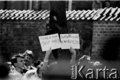 Sierpień 1988, Gdańsk, Polska.
Manifestacja przed kościołem pw. św. Brygidy w czasie letnich strajków, kobieta trzyma kartki z napisem: 