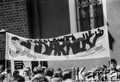 Sierpień 1988, Gdańsk, Polska.
Manifestacja przed kościołem pw. św. Brygidy w czasie letnich strajków, tłum przed plebanią, widoczny transparent: 