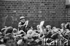 Sierpień 1988, Gdańsk, Polska.
Manifestacja przed kościołem pw. św. Brygidy w czasie letnich strajków, tłum zgromadzony przed plebanią, widoczne dziecko.
Fot. Jan Juchniewicz, zbiory Ośrodka KARTA