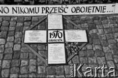 1988, Gdańsk, Polska.
Tablica upamiętniająca ofiary wydarzeń grudniowych w 1970 roku.
Fot. Jan Juchniewicz, zbiory Ośrodka KARTA