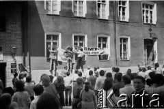 1988, Gdańsk, Polska.
Parafia pw. św. Brygidy. Mężczyźni zawieszają na budynku plebanii transparenty o treści: 