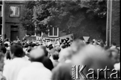 1988, Gdańsk, Polska.
Niezależna manifestacja przed wyborami do Rad Narodowych.
Fot. Jan Juchniewicz, zbiory Ośrodka KARTA