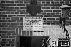 1988, Gdańsk, Polska.
Zawiadomienie o terminach dyżurów informacyjnych i prawniczych dla stoczniowców.
Fot. Jan Juchniewicz, zbiory Ośrodka KARTA