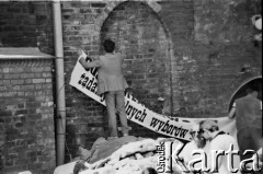 1988, Gdańsk, Polska.
Kościół pw. św. Brygidy. Mężczyźni wieszają transparent o treści: 