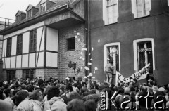 29.01.1989, Gdańsk, Polska.
Wiec przed plebanią kościoła pw. św. Brygidy. Mężczyzna wiesza transparent z napisem: 
