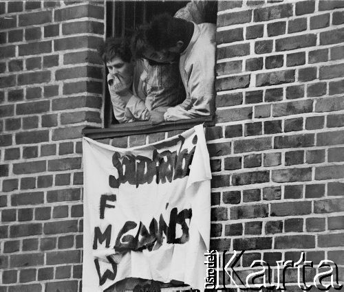 29.01.1989, Gdańsk, Polska.
Wiec przed plebanią kościoła pw. św. Brygidy. Mężczyźni w oknie budynku parafialnego, poniżej transparent: 