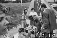 27.05.1989, Warszawa, Polska.
Stadion X-lecia. Koncert amerykańskiego muzyka Steve Wondera. Sprzedaż słodyczy przed wejściem na stadion.
Fot. Jan Juchniewicz, zbiory Ośrodka KARTA