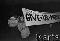 27.05.1989, Warszawa, Polska.
Stadion X-lecia. Koncert amerykańskiego muzyka Steve Wondera, kobieta z transparentem o treści: 