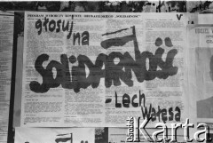 1989, Bydgoszcz, Polska.
Kampania przed wyborami do parlamentu. Na murze program wyborczy Komitetu Obywatelskiego 