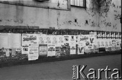1989, Bydgoszcz, Polska.
Kampania przed wyborami do parlamentu. Na murze plakaty Komitetu Obywatelskiego 