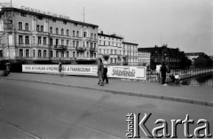 1989, Bydgoszcz, Polska.
Kampania przed wyborami do parlamentu. Na moście transparent o treści: 