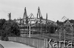 1989, Gdańsk, Polska.
Kampania przed wyborami parlamentarnymi. Tory kolejowe w pobliżu Stoczni Gdańskiej, nad nimi transparent o treści: 