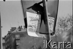 1989, Gdańsk, Polska.
Kampania przed wyborami parlamentarnymi. Informacja powieszona na znaku drogowym o audycjach radiowych 
