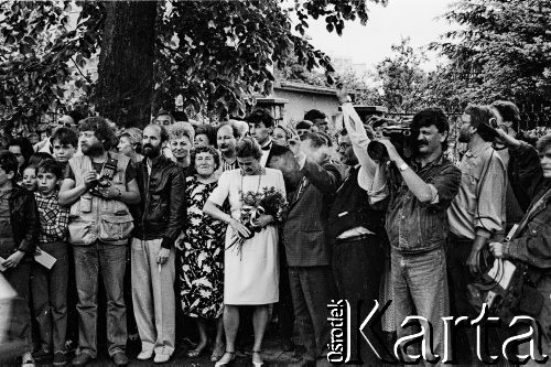 3.06.1989, Gdańsk, Polska.
Imieniny Lecha Wałęsy. W jasnej sukience stoi Barbara Piasecka-Johnson - amerykańska milionerka i filantropka polskiego pochodzenia obok niej jubilat. 
Fot. Jan Juchniewicz, zbiory Ośrodka KARTA