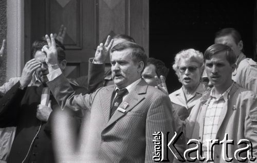 Czerwiec 1989, Gdańsk, Polska. lekarka Penson
Parafia pw. św. Brygidy w Gdańsku. Spotkanie Lecha Wałęsy z mieszkańcami Gdańska po wyborach czerwcowych. Z przodu stoją (od lewej): ksiądz Henryk Jankowski i Lech Wałęsa, z tyłu Lech Kaczyński i Joanna Muszkowska-Penson.
Fot. Jan Juchniewicz, zbiory Ośrodka KARTA
