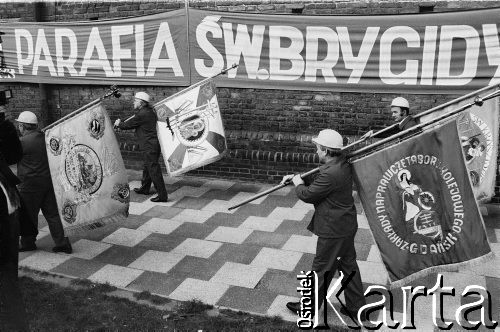 Lato 1989, Gdańsk, Polska.
Parafia pw. św. Brygidy, procesja z udziałem Lecha Wałęsy. Robotnicy ze sztandarami.
Fot. Jan Juchniewicz, zbiory Ośrodka KARTA