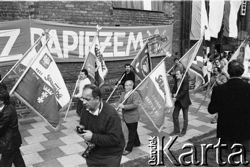 Lato 1989, Gdańsk, Polska.
Parafia pw. św. Brygidy, procesja z udziałem Lecha Wałęsy. Na zdjęciu przedstawiciele NSZZ 