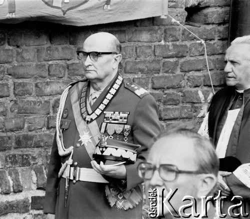 Lato 1989, Gdańsk, Polska.
Parafia pw. św. Brygidy, procesja z udziałem Lecha Wałęsy. Na zdjęciu ksiądz generał Bernard Witucki biorący udział w uroczystości.
Fot. Jan Juchniewicz, zbiory Ośrodka KARTA