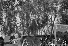 11.07.1989, Gdańsk, Polska.
Wizyta prezydenta Stanów Zjednoczonych Ameryki George`a Busha w Polsce w dniach 9-11 lipca 1989 roku. Plac przed Stocznią Gdańską, George Bush pozdrawia zgromadzonych mieszkańców miasta.
Fot. Jan Juchniewicz, zbiory Ośrodka KARTA