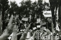 11.07.1989, Gdańsk, Polska.
Wizyta prezydenta Stanów Zjednoczonych Ameryki George`a Busha w Polsce w dniach 9-11 lipca 1989 roku. Tłum na placu przed Stocznią Gdańską podczas spotkania z amerykańskim prezydentem.
Fot. Jan Juchniewicz, zbiory Ośrodka KARTA