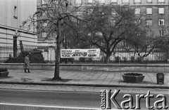 Listopad 1980, Gdańsk, Polska.
Na ogrodzeniu transparent informujący o wystawie fotograficznej 