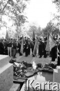 1.09.1989, Gdańsk, Polska.
Cmentarz Obrońców Westerplatte. Uroczyste obchody 50. rocznicy wybuchu II wojny światowej i obrony Westerplatte. Składanie hołdu poległym.
Fot. Jan Juchniewicz, zbiory Ośrodka KARTA