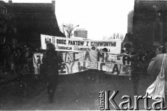 4.02.1990, Gdańsk, Polska.
Członkowie Federacji Młodzieży Walczącej z transparentami, m.in. o treści: 