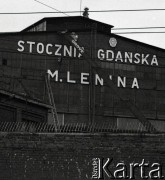 1990, Gdańsk, Polska. 
Usuwanie napisu 