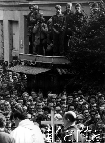 Sierpień 1980, Gdańsk, Polska.
Strajk w Stoczni Gdańskiej im. Lenina. Msza święta na terenie stoczni.
Fot. Witold Górka, zbiory Ośrodka KARTA.