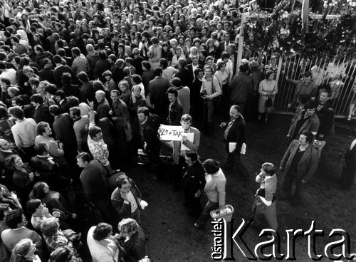 Sierpień 1980, Gdańsk, Polska.
Strajk w Stoczni Gdańskiej im. Lenina. Mężczyzna trzyma kartkę z napisem 