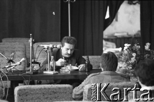 Sierpień 1980, Gdańsk, Polska.
Strajk w Stoczni Gdańskiej im. Lenina. Lech Wałęsa podczas posiłku.
Fot. Witold Górka, zbiory Ośrodka KARTA