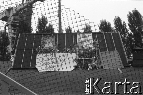 Sierpień 1980, Gdańsk, Polska.
Strajk w Stoczni Gdańskiej im. Lenina. Tablice z hasłami: 