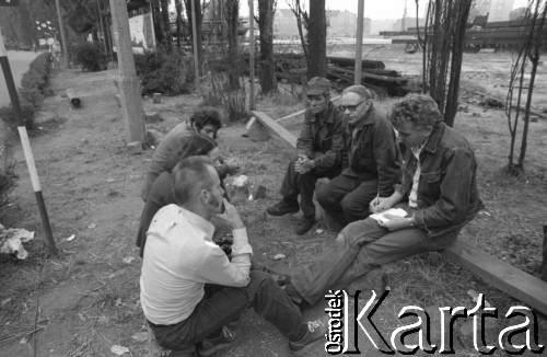 Sierpień 1980, Gdańsk, Polska.
Strajk w Stoczni Gdańskiej im. Lenina. Dziennikarz rozmawia ze strajkującymi stoczniowcami.
Fot. Witold Górka, zbiory Ośrodka KARTA