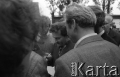 31.08.1980, Gdańsk, Polska.
Strajk w Stoczni Gdańskiej im. Lenina. Lech Wałęsa składa autografy po podpisaniu porozumienia z komisją rządową.
Fot. Witold Górka, zbiory Ośrodka KARTA
