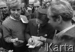 31.08.1980, Gdańsk, Polska.
Strajk w Stoczni Gdańskiej im. Lenina. Lech Wałęsa składa autografy po podpisaniu porozumienia z komisją rządową.
Fot. Witold Górka, zbiory Ośrodka KARTA