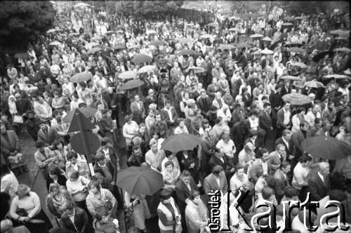 Sierpień 1980, Gdańsk, Polska.
Strajk w Stoczni Gdańskiej im. Lenina. Tłum zgromadzony pod bramą stoczni podczas mszy świętej.
Fot. Witold Górka, zbiory Ośrodka KARTA