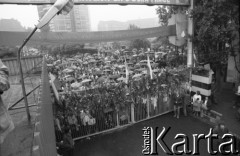 Sierpień 1980, Gdańsk, Polska.
Strajk w Stoczni Gdańskiej im. Lenina. Tłum zgromadzony przed bramą nr 2.
Fot. Witold Górka, zbiory Ośrodka KARTA
