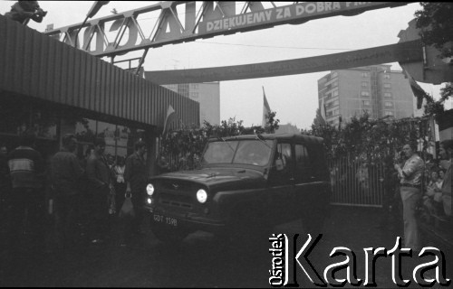 Sierpień 1980, Gdańsk, Polska.
Strajk w Stoczni Gdańskiej im. Lenina. Samochód na terenie stoczni.
Fot. Witold Górka, zbiory Ośrodka KARTA