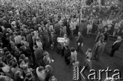 30-31.08.1980, Gdańsk, Polska.
Strajk w Stoczni Gdańskiej im. Lenina. Tłum zgromadzony przed bramą stoczni. Mężczyzna trzyma kartkę z napisem: 