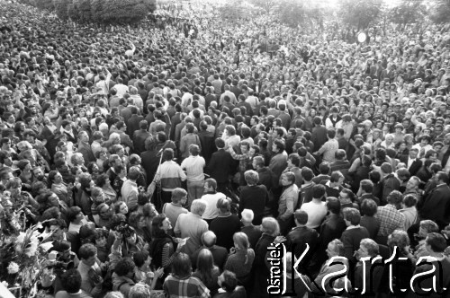 30-31.08.1980, Gdańsk, Polska.
Strajk w Stoczni Gdańskiej im. Lenina. Tłum zgromadzony przed stocznią.
Fot. Witold Górka, zbiory Ośrodka KARTA