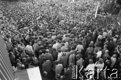 30-31.08.1980, Gdańsk, Polska.
Strajk w Stoczni Gdańskiej im. Lenina. Tłum zgromadzony przed stocznią.
Fot. Witold Górka, zbiory Ośrodka KARTA