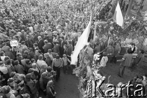 30-31.08.1980, Gdańsk, Polska.
Strajk w Stoczni Gdańskiej im. Lenina. Robotnicy zamykają bramę stoczni, przed którą zgromadził się tłum gdańszczan.
Fot. Witold Górka, zbiory Ośrodka KARTA