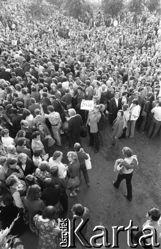 30-31.08.1980, Gdańsk, Polska.
Strajk w Stoczni Gdańskiej im. Lenina. Wśród zgromadzonych pod stocznią rodzin strajkujących oraz ludzi popierających strajk mężczyzna z napisem: 