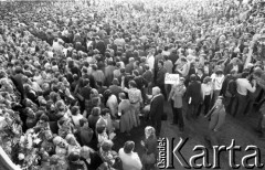 30-31.08.1980, Gdańsk, Polska.
Strajk w Stoczni Gdańskiej im. Lenina. Wśród osób zgromadzonych przed bramą stoczni mężczyzna z kartką o treści: 