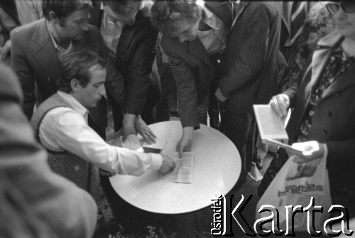 Sierpień 1980, Gdańsk, Polska.
Strajk w Stoczni Gdańskiej im. Lenina. Mężczyzna przy stoliku, rozdaje strajkującym 